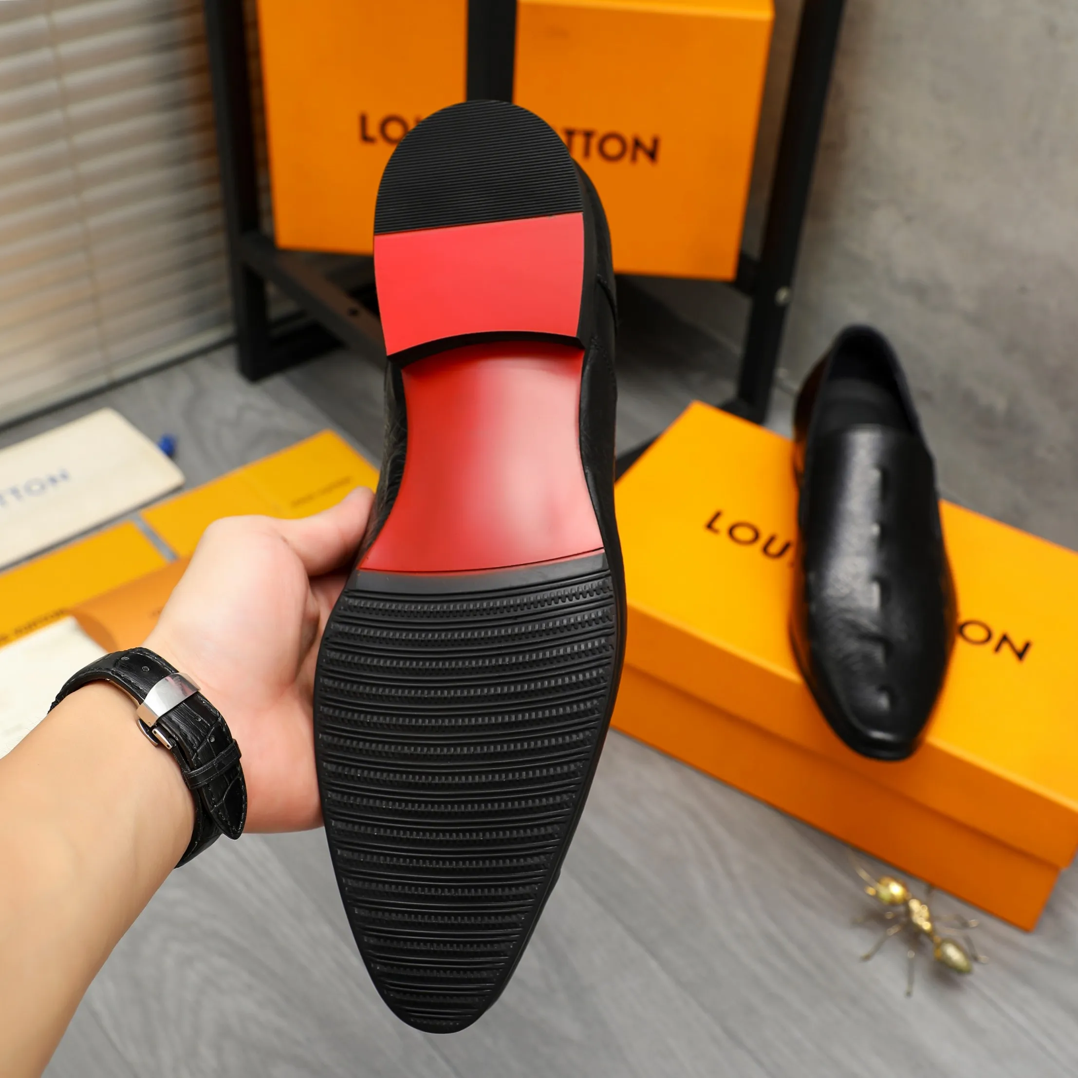 Men's shoes 💰500 Product trademark: LV "Louis Vuitton" business casual slip-on leather shoes Regular size: 37-46 Product material: Selected high-quality embossed cowhide upper, pigskin lining, rubber outsole